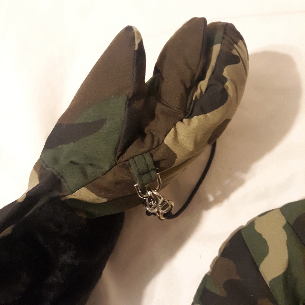 Northern Outfitters gloves with trigger finger